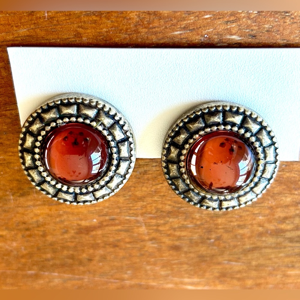 Vintage Ciner-like large Clip-on Earrings with Round Cabochon Amber Color Stone - Picture 2 of 6